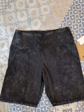 Vans Black Textured Front Pockets High-Waist Athletic Shorts M